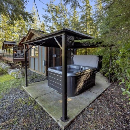 Private covered Hot Tub, Bunkhouse and large Cottage Deck