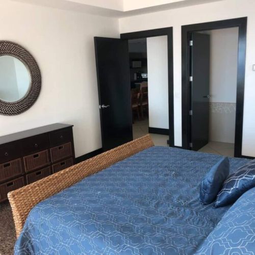 2nd Bedroom and ensuite entrance. (with the different coloured duvet)