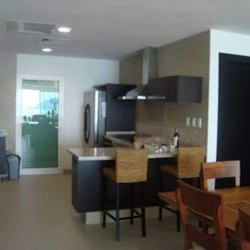 Kitchen area and Island seating