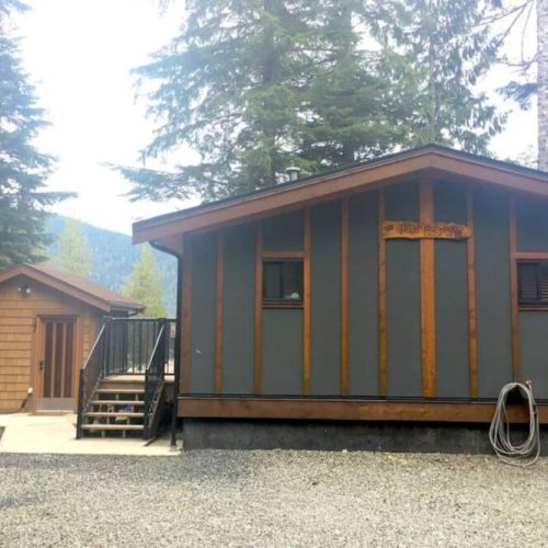 Road view of the Cottage, Bunkhouse, and Hot Tub