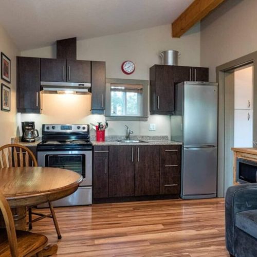 Fully equipped kitchen and dining area